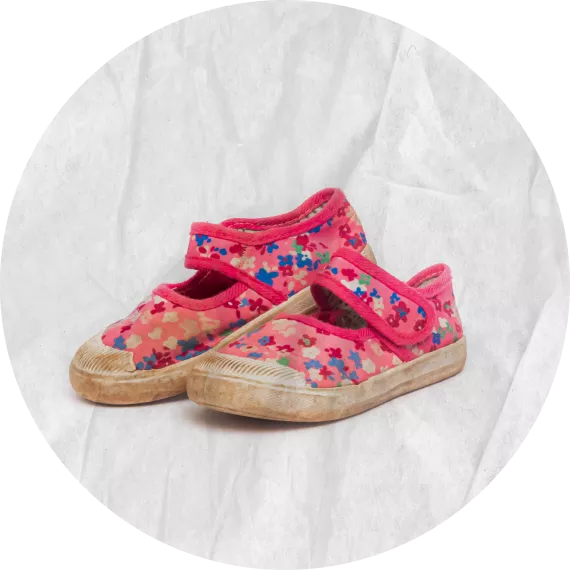 Zapatitos de color rosa con dibujos de flores de colores