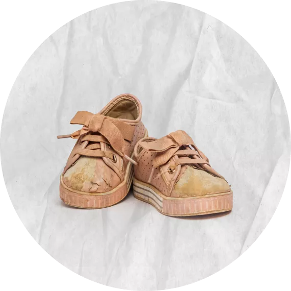 Zapatos deportivos de color rosado, un poco sucios
