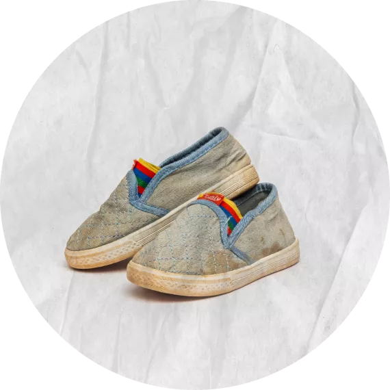 Zapatos tipo alpargatas de color azul claro con rayas de colores