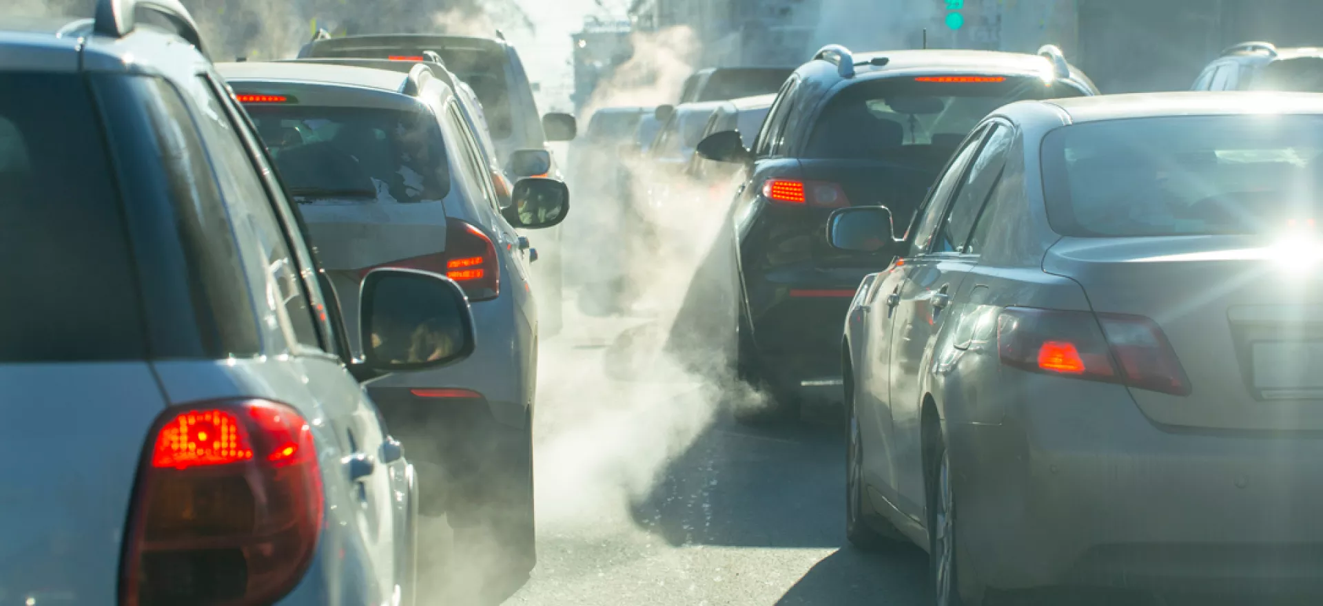 Contaminaci&oacute;n del aire: humo producido por el tr&aacute;fico vial