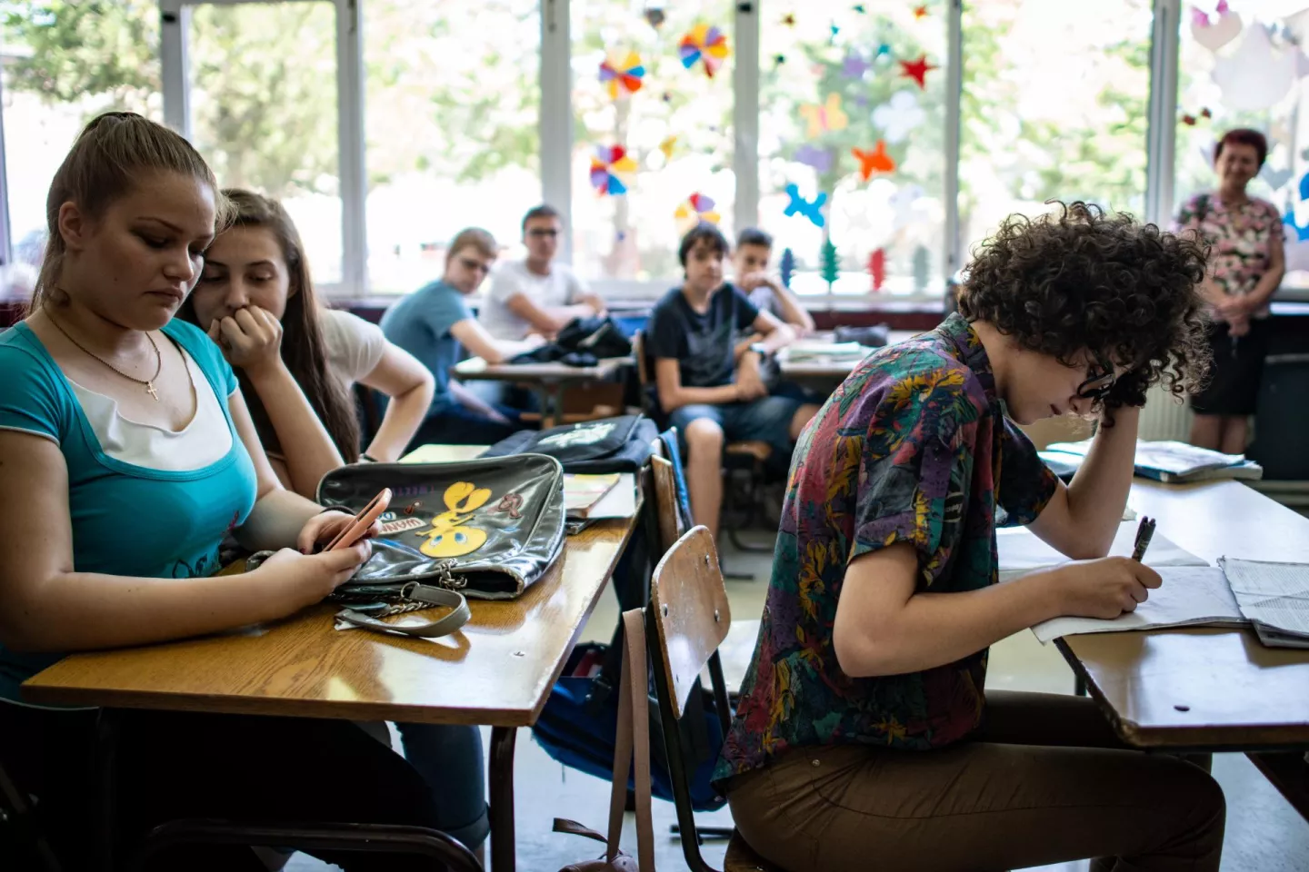 Des adolescents et enfants dans une salle de classe