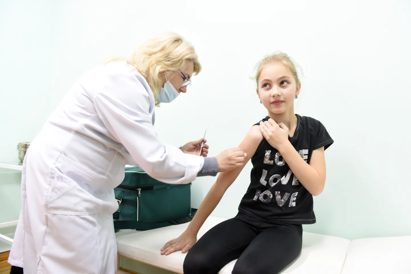 Una ni&ntilde;a recibe la vacuna MMR en Ucrania.