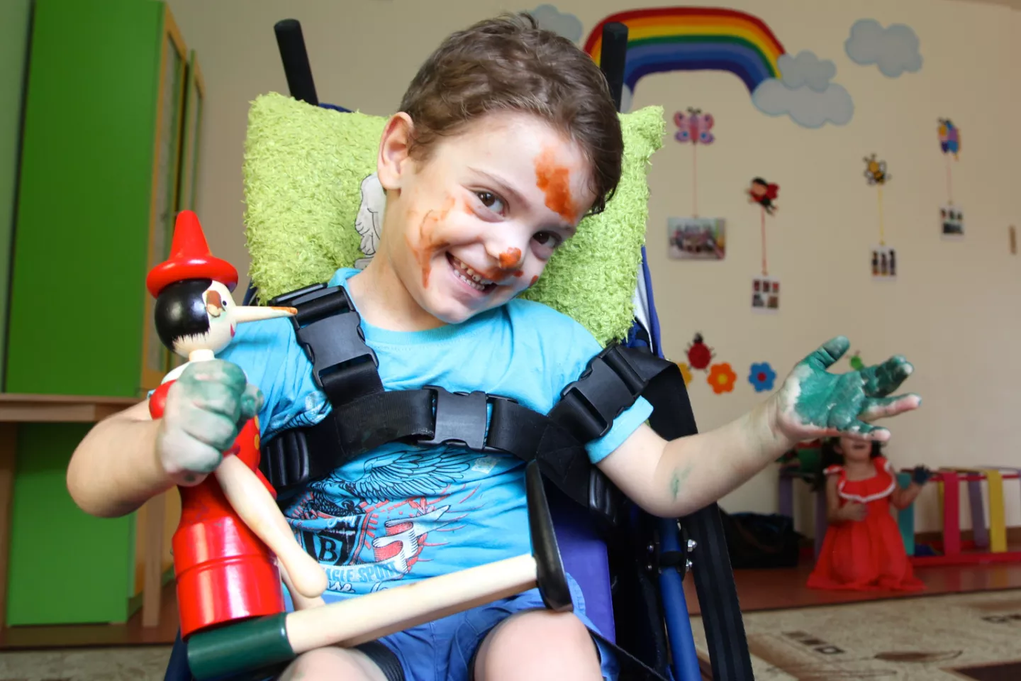 Un ni&ntilde;o afectado por par&aacute;lisis cerebral, termina una clase de arte en Armenia