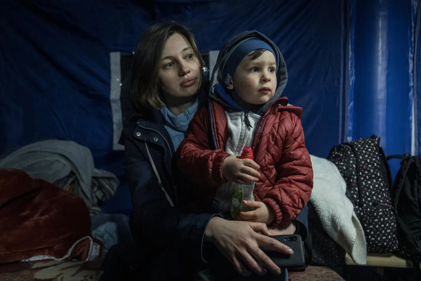 Xenia, 34 years old, and her son Marc, 2 years old, left in a hurry to come in Romania, at the Isaccea border crossing.