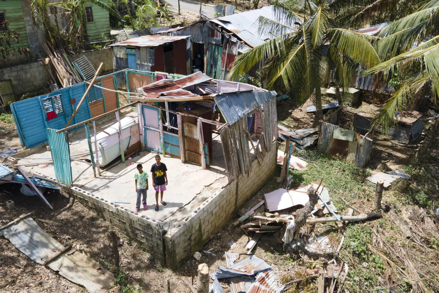 Edgar P&eacute;rez (17 ans) et Keruin P&eacute;rez (11 ans) observent les d&eacute;g&acirc;ts caus&eacute;s par l'ouragan Fiona, qui a compl&egrave;tement d&eacute;truit leur maison apr&egrave;s avoir travers&eacute; la r&eacute;gion de San Rafael de Yuma, en R&eacute;publique dominicaine.
