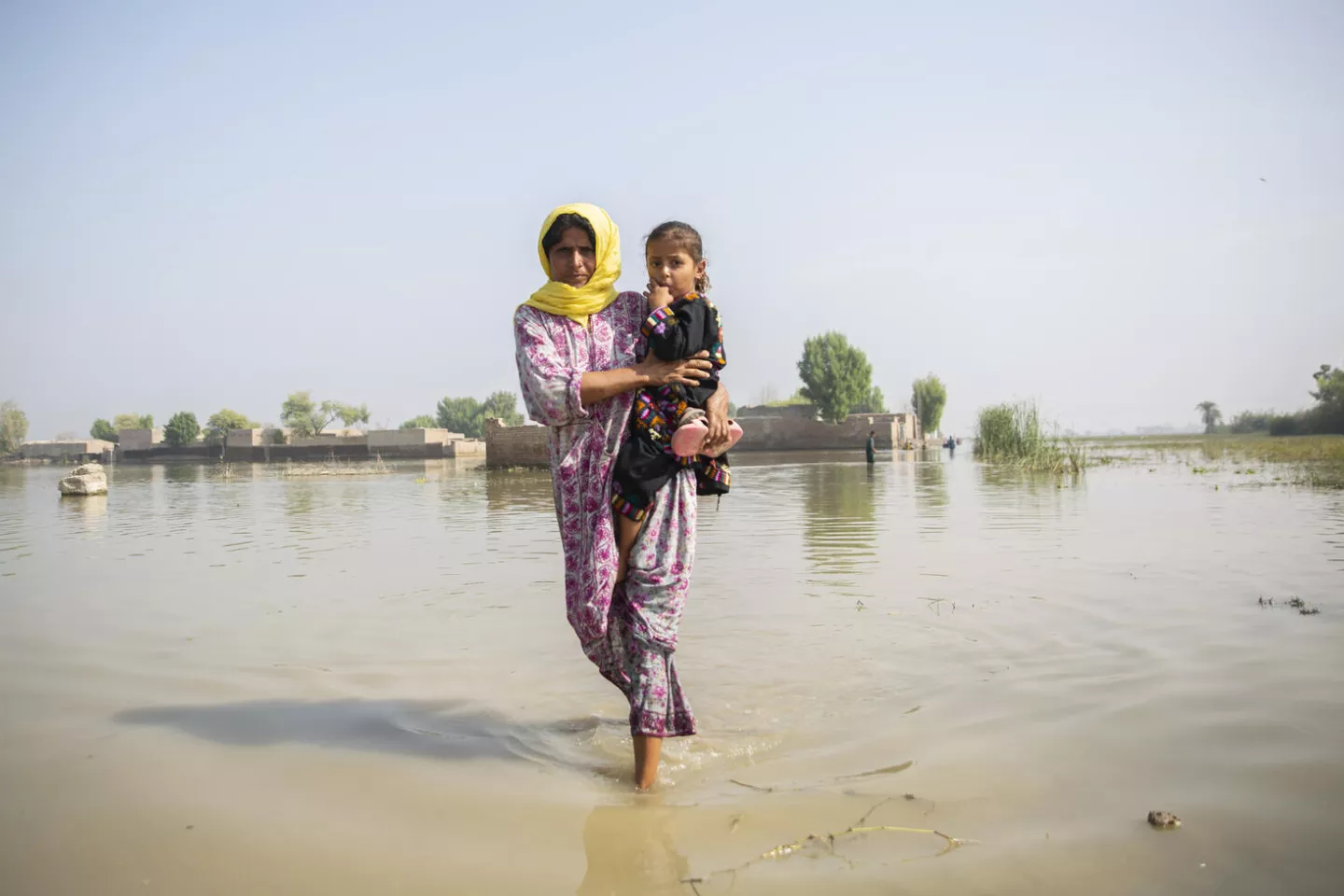 Aneefa Bibi sostiene a su hija Hood, de cinco a&ntilde;os, en Jacobabad, provincia de Sindh, Pakist&aacute;n.