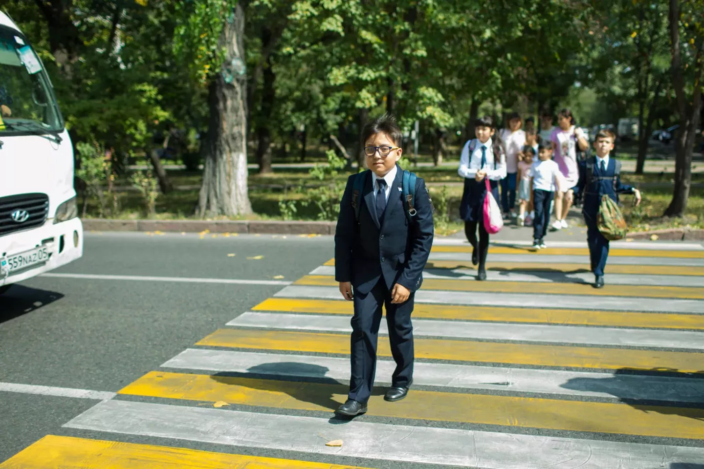 Un ni&ntilde;o de 10 a&ntilde;os cruzando la calle para ir a su escuela en Kazajst&aacute;n