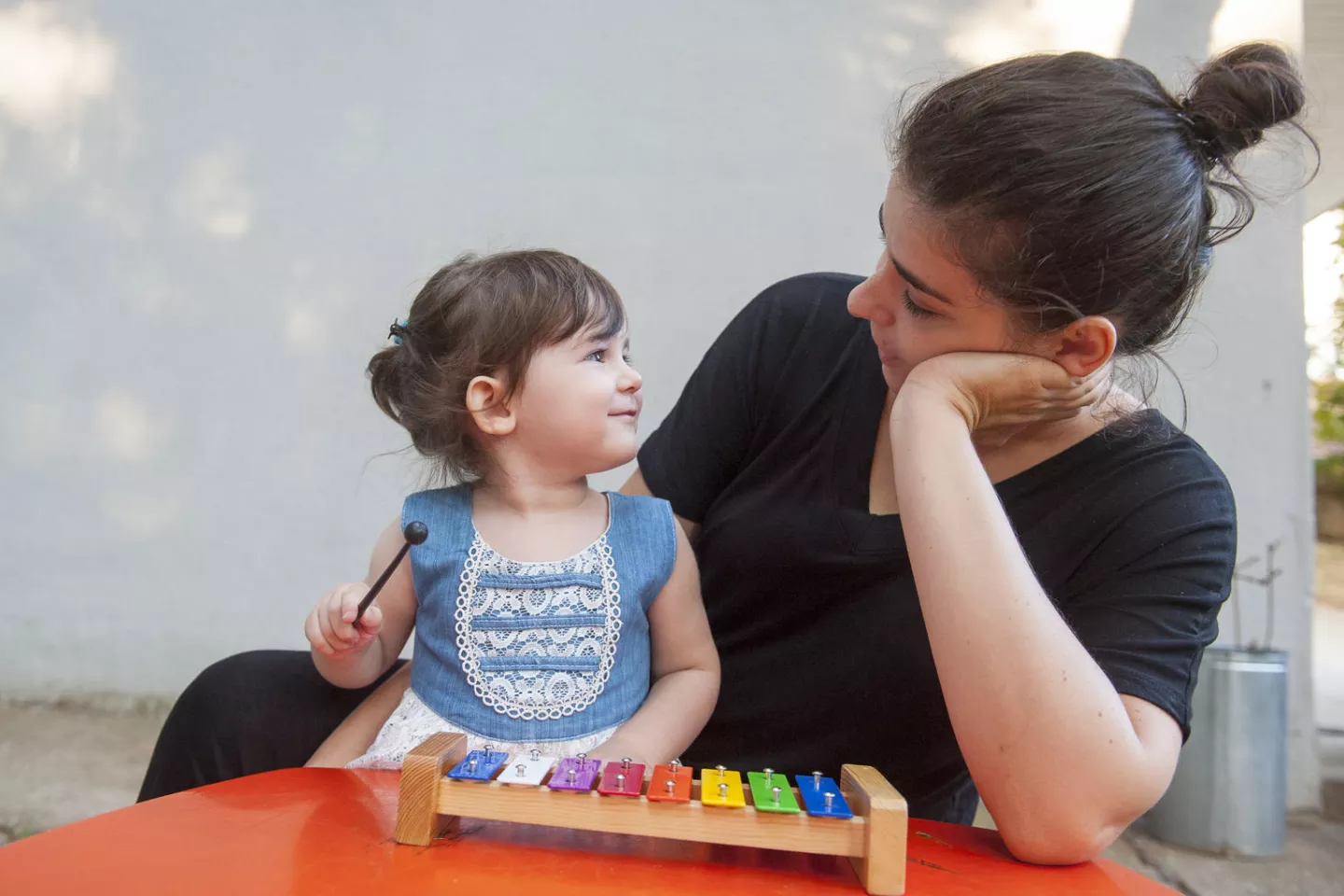 Una madre y su hija juegan en Serbia.