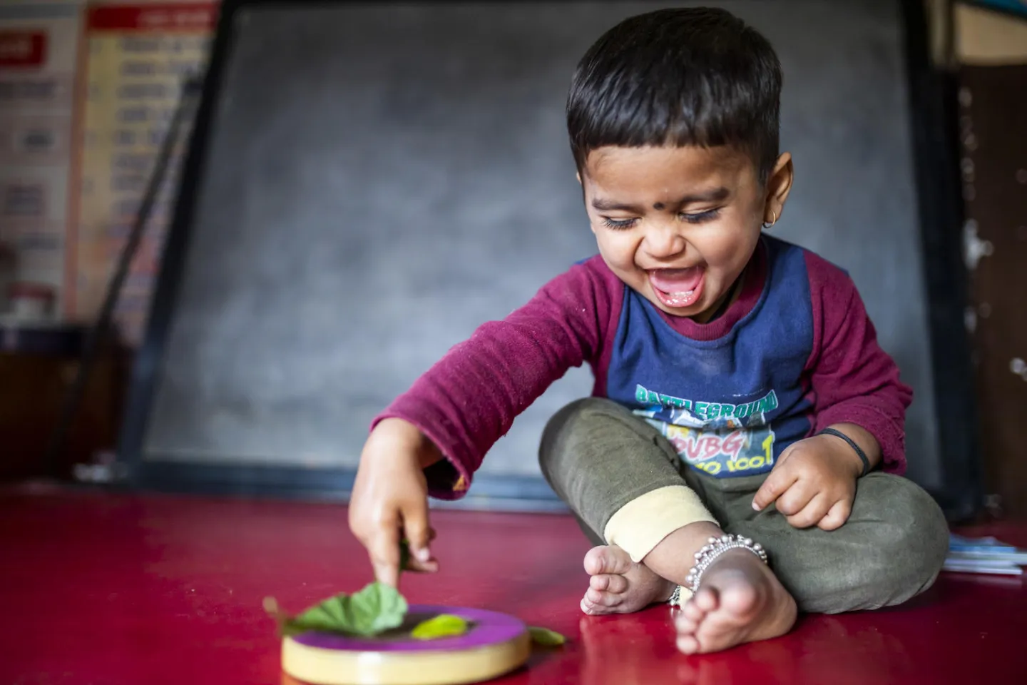 Vivek, de 20 meses, juega en Paithan, Aurangabad, India.