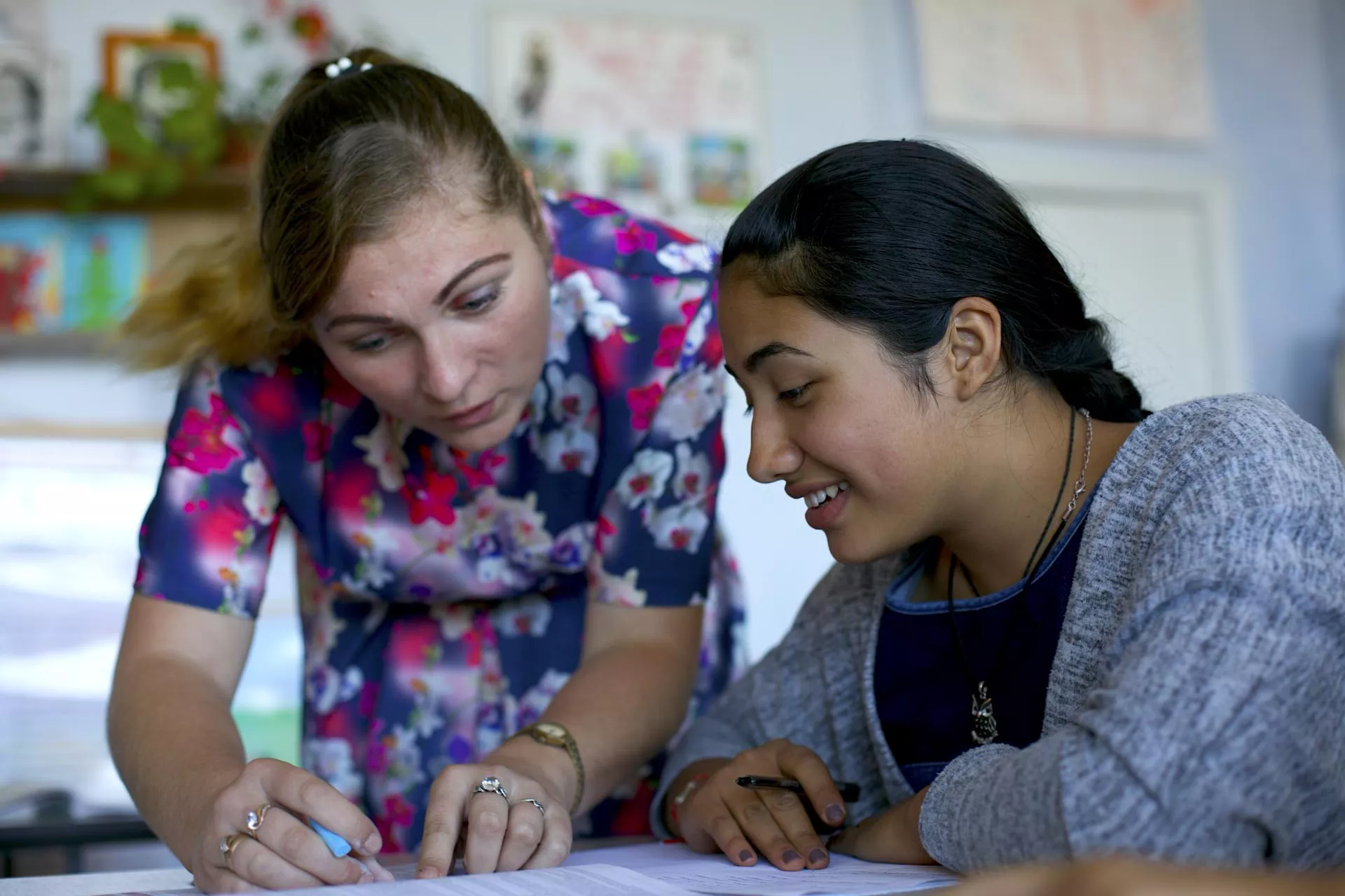 Hablando con las escuelas sobre el acoso escolar: una profesora habla con una estudiante