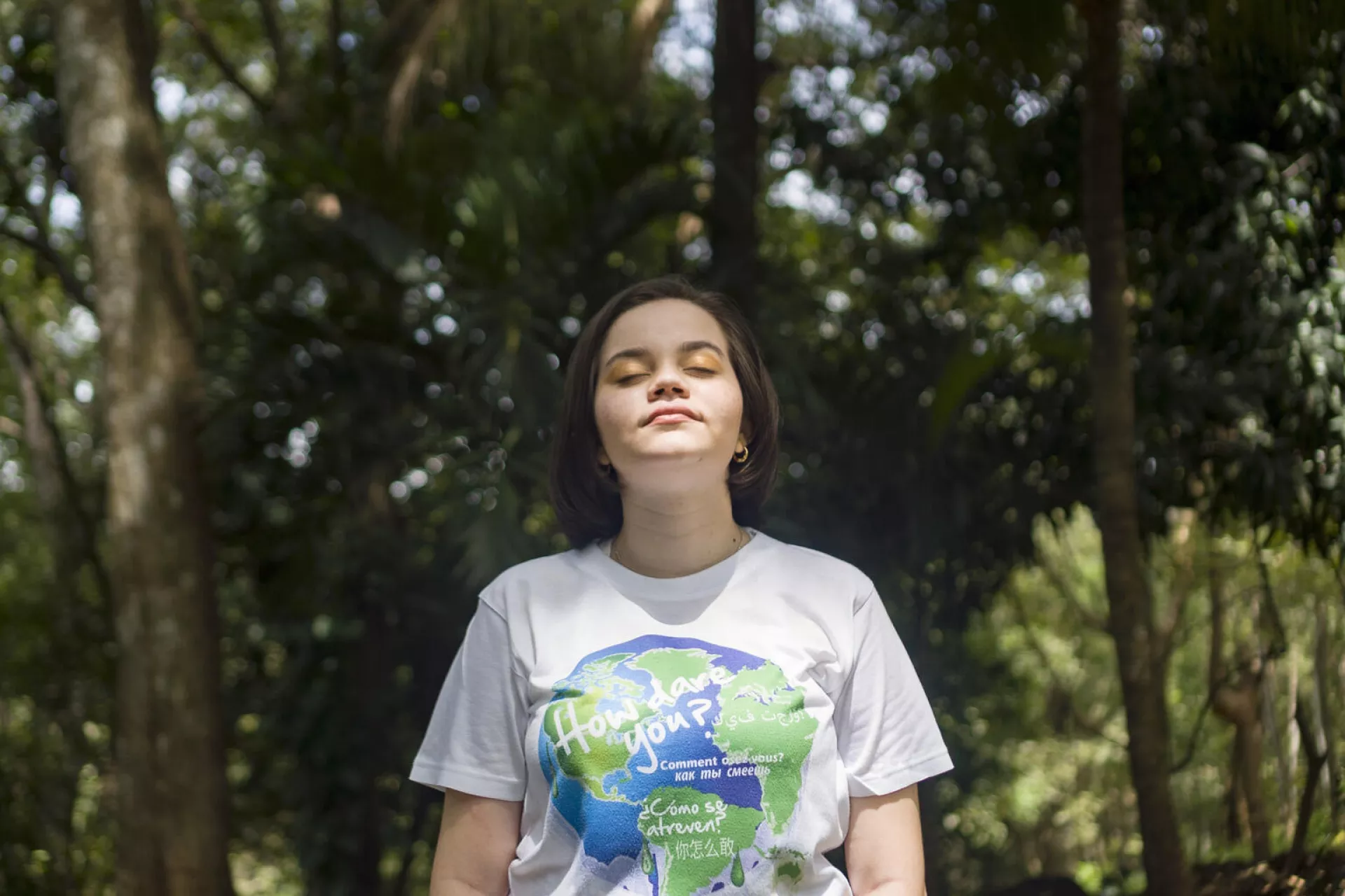Contaminaci&oacute;n atmosf&eacute;rica: Una adolescente respira aire fresco en un bosque en Costa Rica 