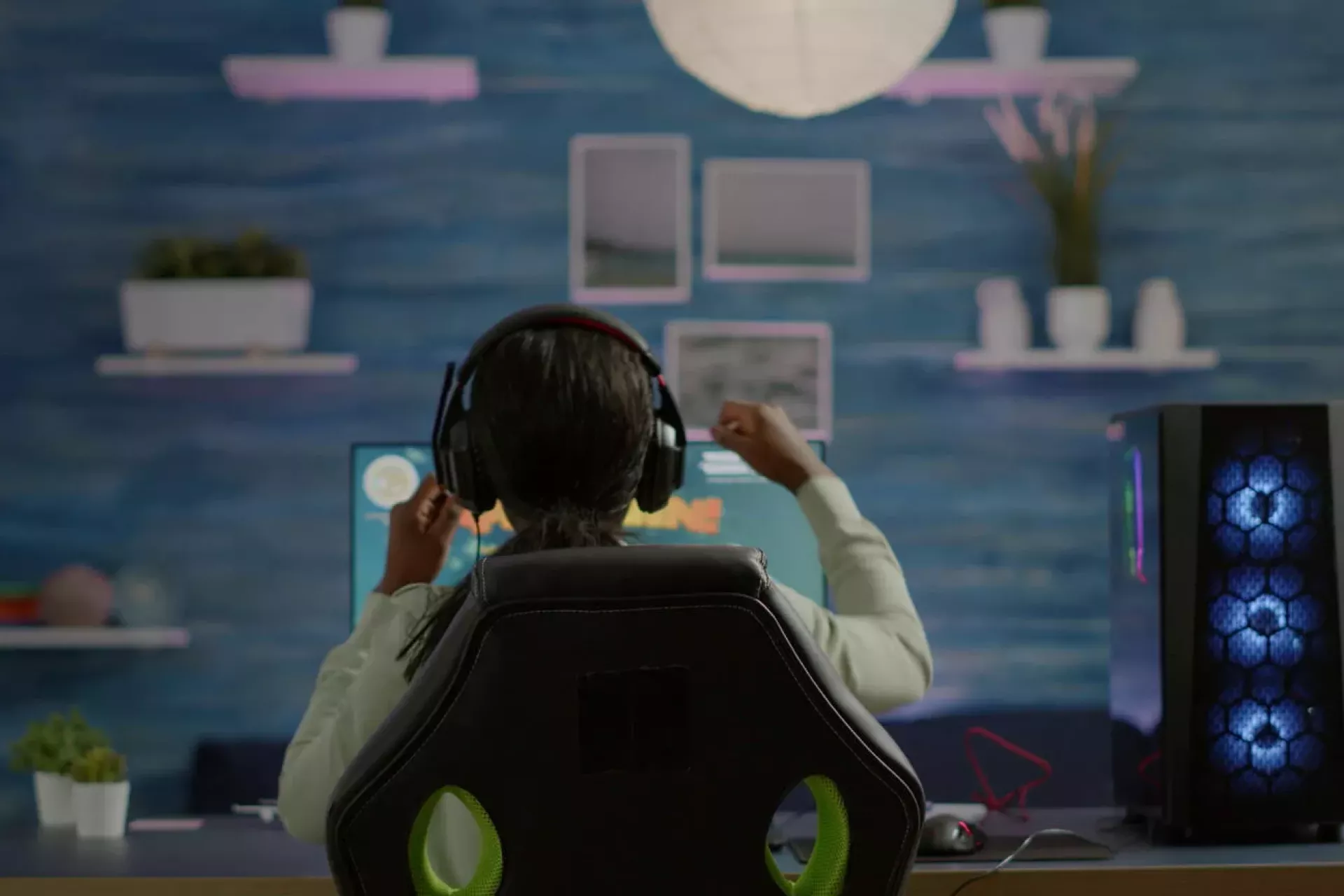 Un ni&ntilde;o juega videojuegos.