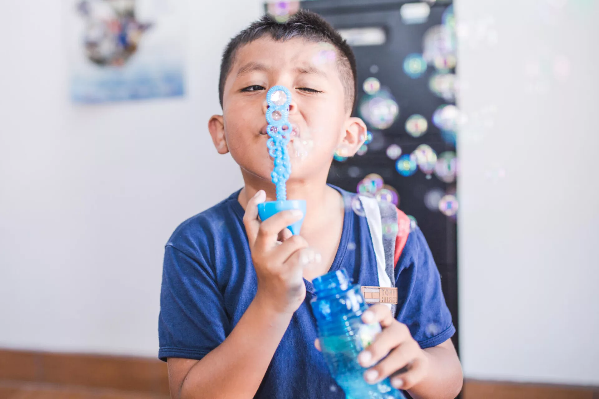 Giovanni Ju&aacute;rez Cervantes (8 a&ntilde;os) sopla burbujas en el centro de estimulaci&oacute;n para ni&ntilde;os con discapacidad, apoyado por UNICEF.
