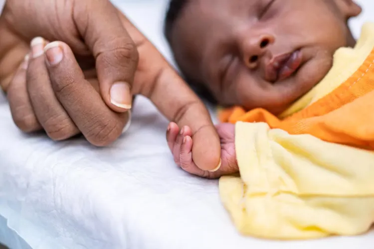 Una madre sostiene la mano de su beb&eacute; reci&eacute;n nacido en un hospital de Yemen