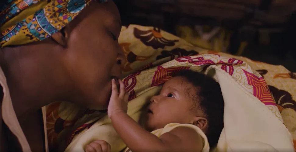 Une m&egrave;re joue avec son enfant