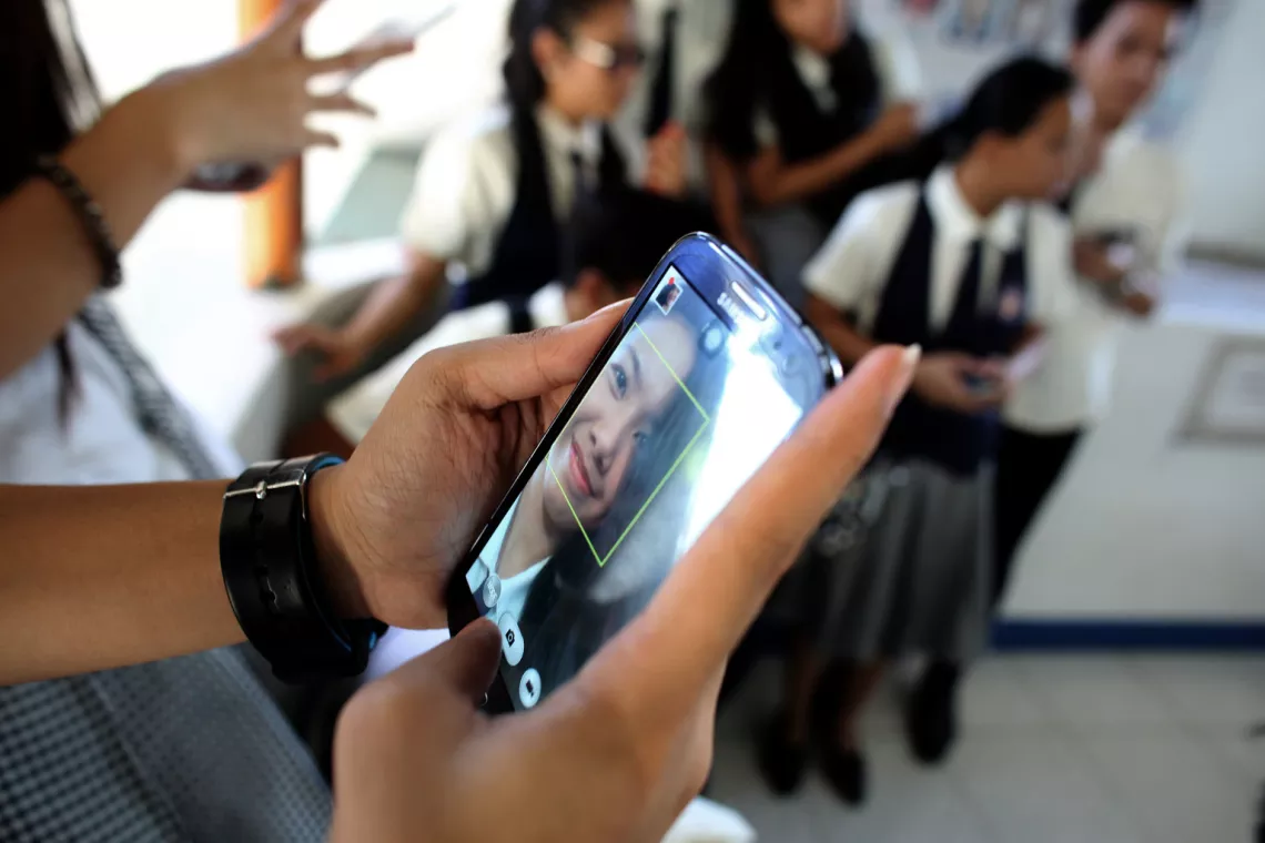 Salud mental de los adolescentes y redes sociales: Una joven toma una selfie