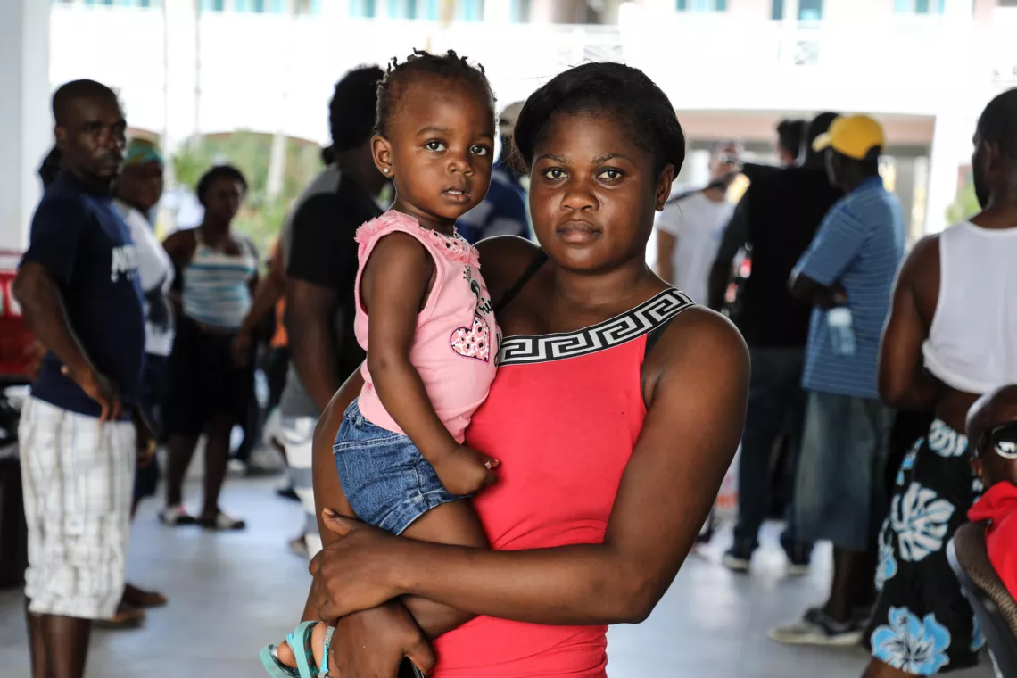 Le 7 septembre 2019, &agrave; Marsh Harbour, sur l'&icirc;le d'Abaco, aux Bahamas. Apr&egrave;s le passage de l'ouragan Dorian, Shirley Benem&eacute; et sa fille Guyana, 1 an, ont &eacute;t&eacute; relog&eacute;es dans une installation gouvernementale qui sert d'abri aux familles touch&eacute;es par la temp&ecirc;te.