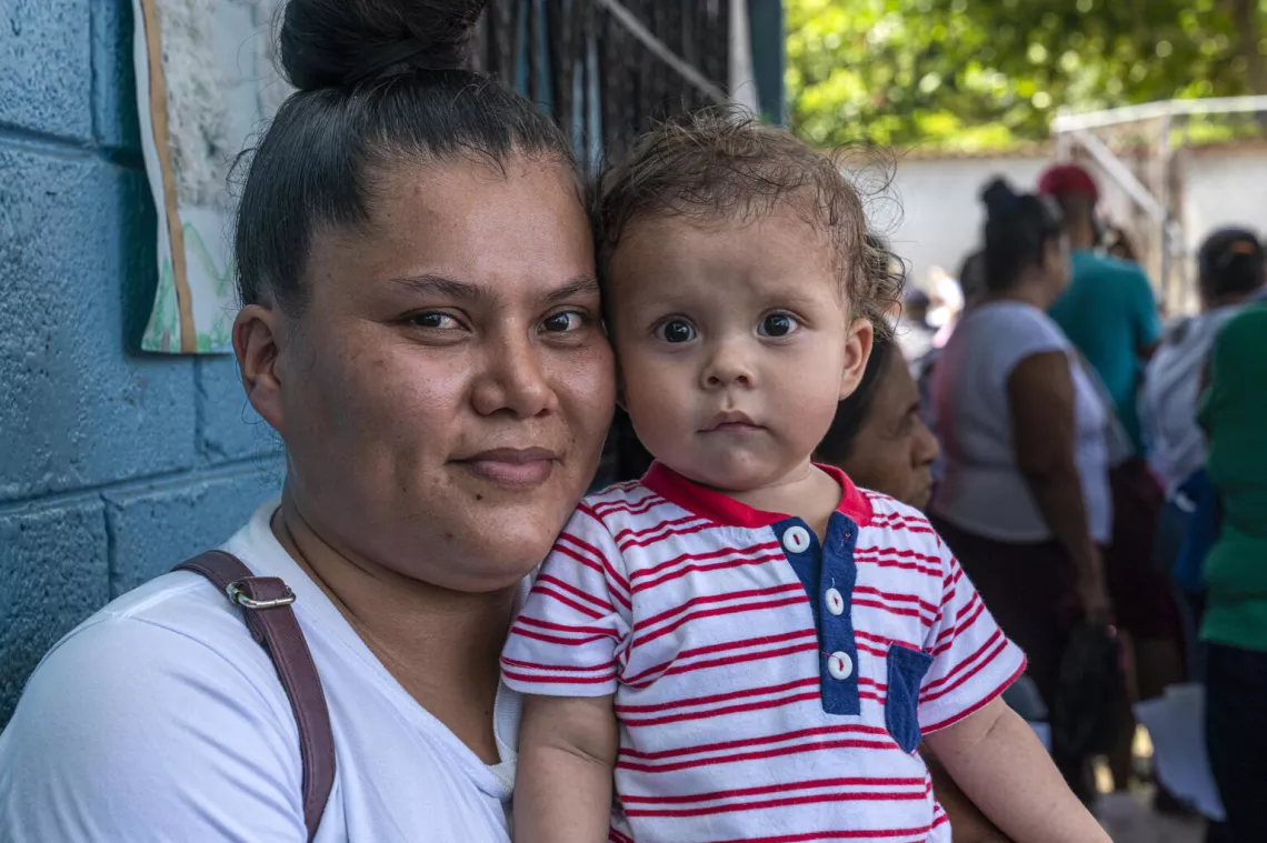 &Agrave; Izabal, au Guatemala, lors de la r&eacute;ponse &agrave; la temp&ecirc;te tropicale Julia, les habitants de la communaut&eacute; de Cacao Frontera re&ccedil;oivent leurs r&eacute;serves de nourriture.