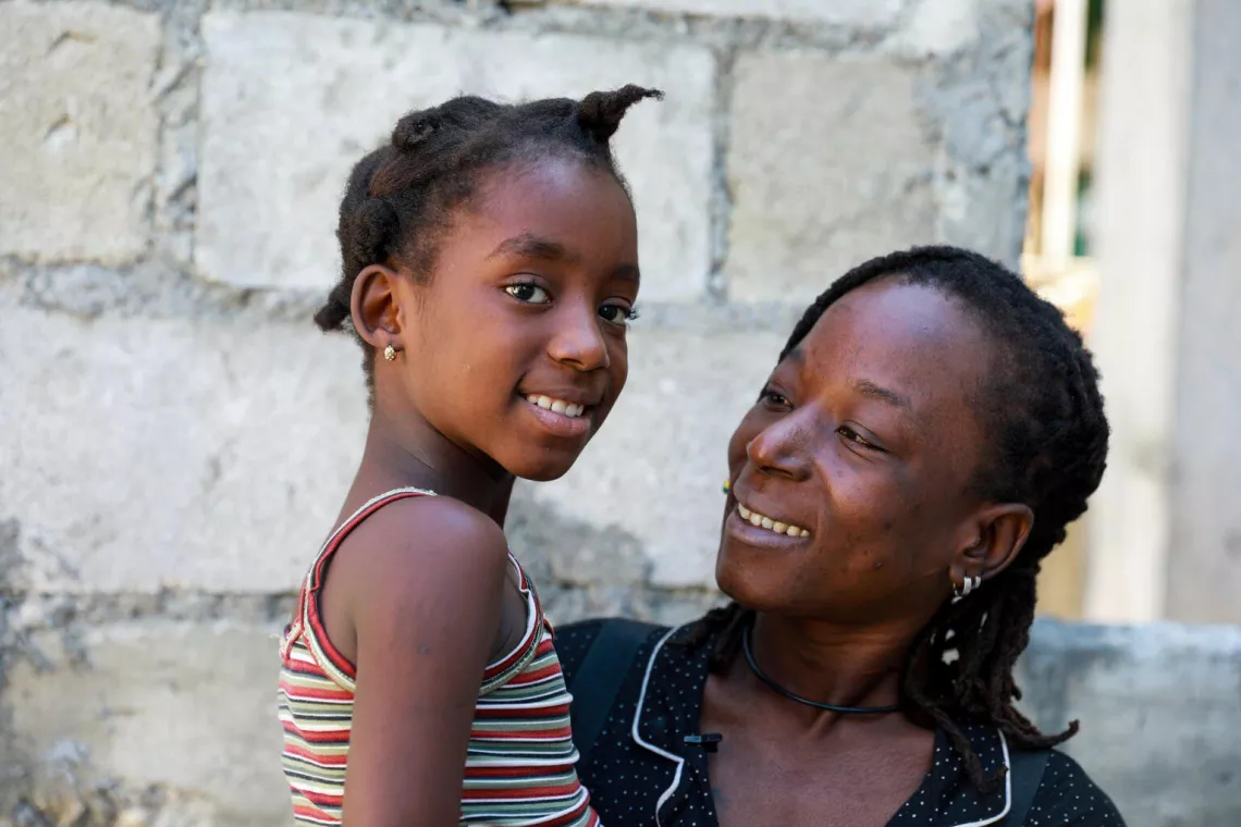 Une m&egrave;re tient sa fille dans les bras