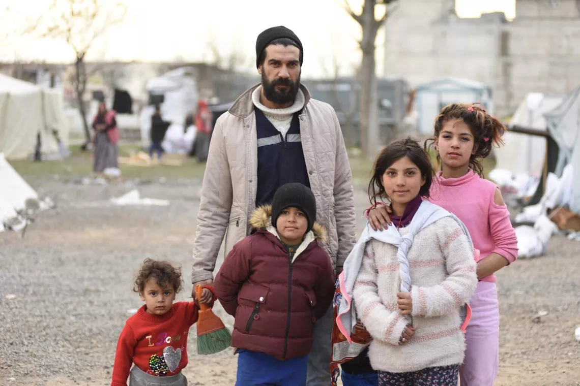 Une famille, un p&egrave;re et ses quatre enfants sont debout 