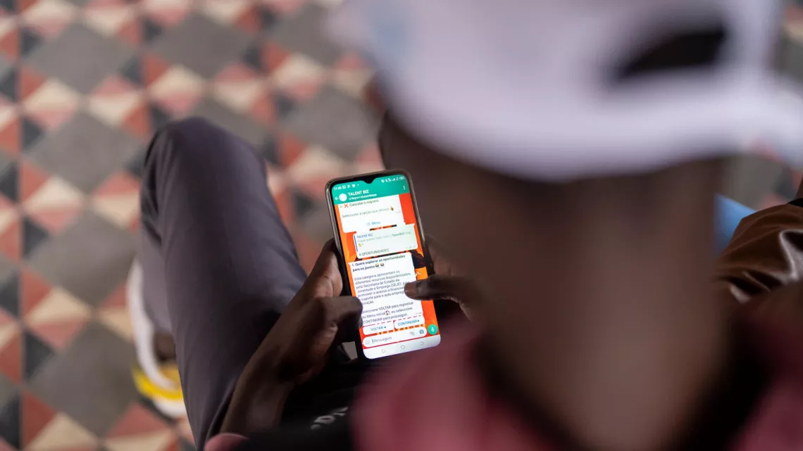 Salud mental de los adolescentes y redes sociales: Un joven con su tel&eacute;fono