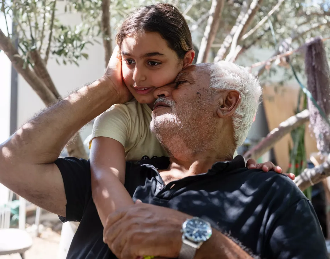 A grandfather hugs his granddaughter in T&uuml;rkiye 