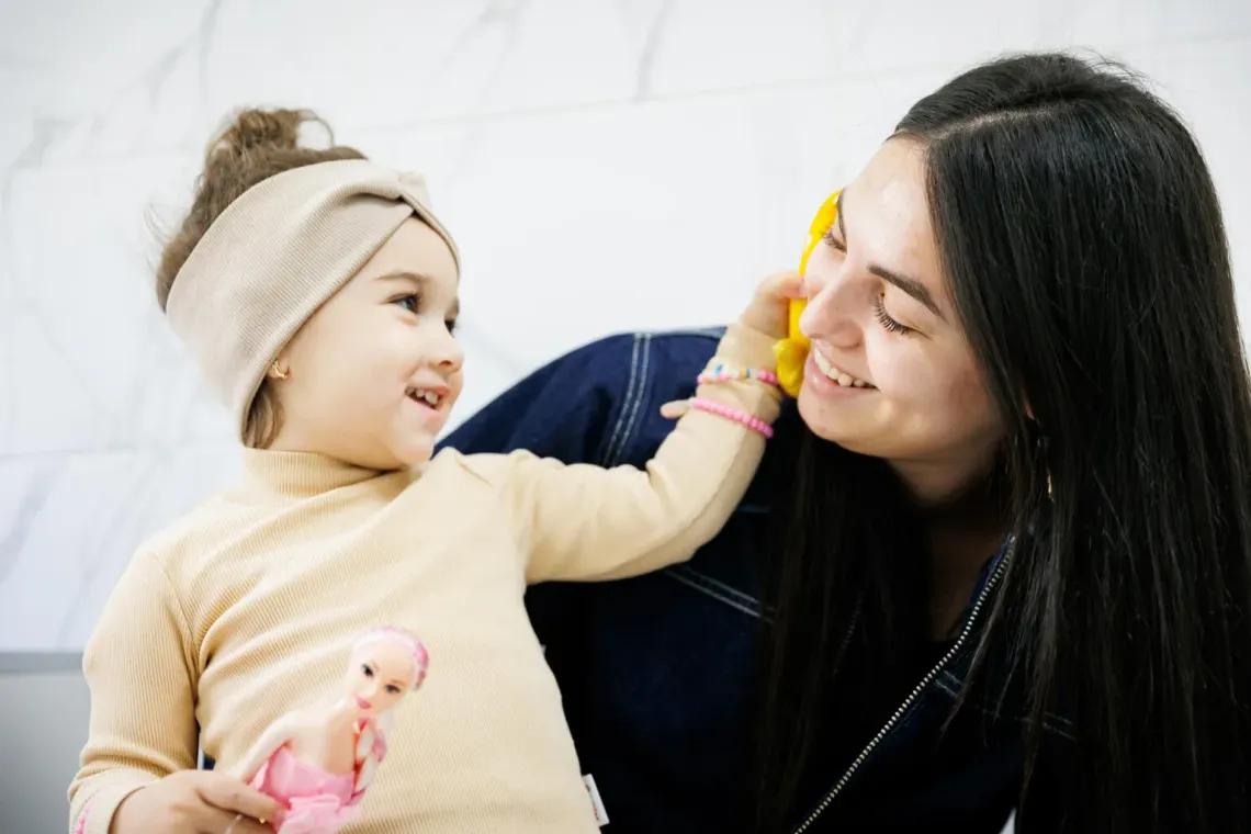 Une petite fille joue avec sa m&egrave;re en R&eacute;publique de Moldavie.