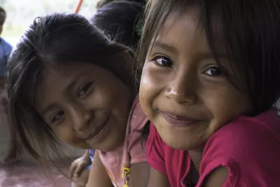 Dos ni&ntilde;as sonriendo en Amazonas