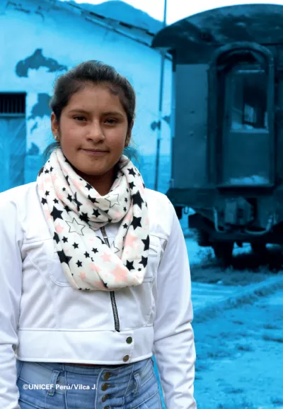 Una adolescente parada frente a un vag&oacute;n de tren, en Huancavelica - Per&uacute;