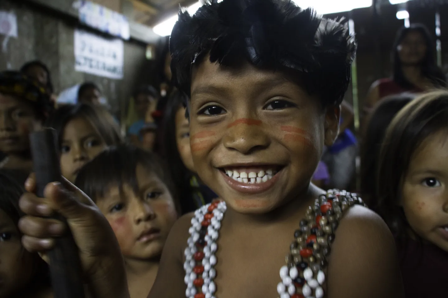 Ni&ntilde;os vestidos con traje y maquillaje t&iacute;pico 