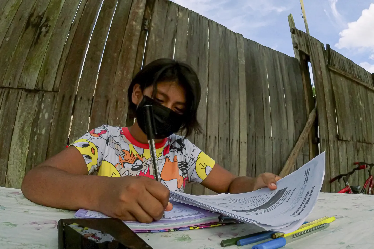Angie L&oacute;pez estudiando
