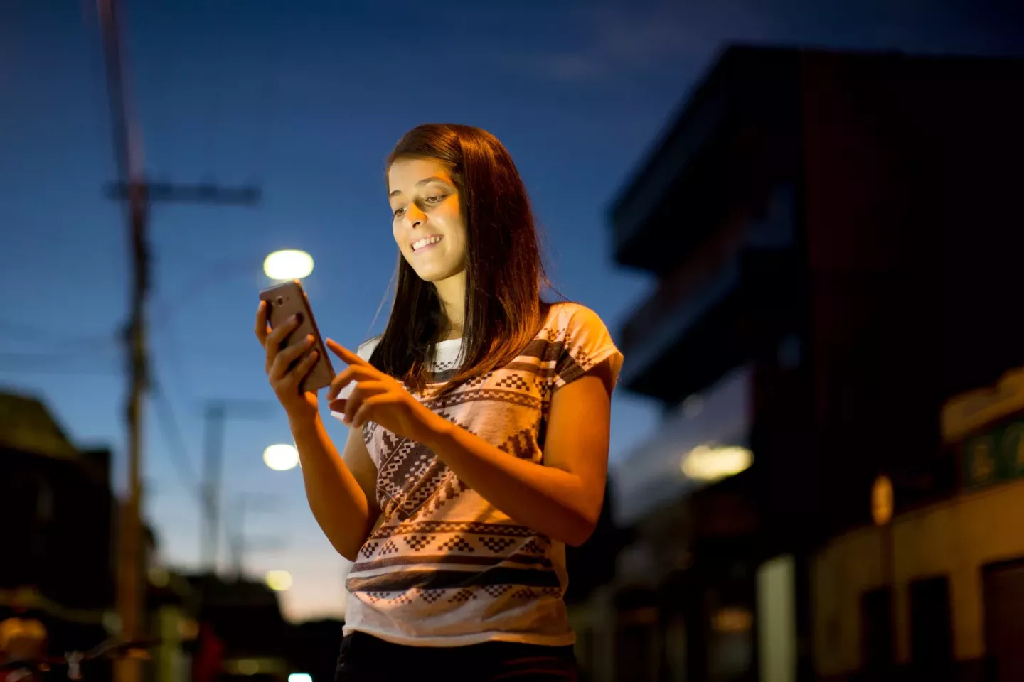 adolescente usando un smartphone