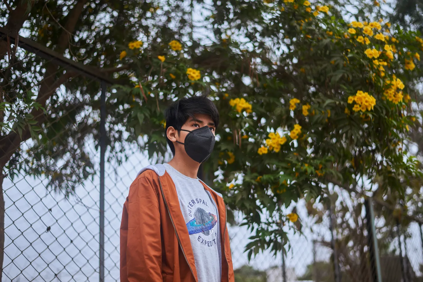 Andre bajo un &aacute;rbol 