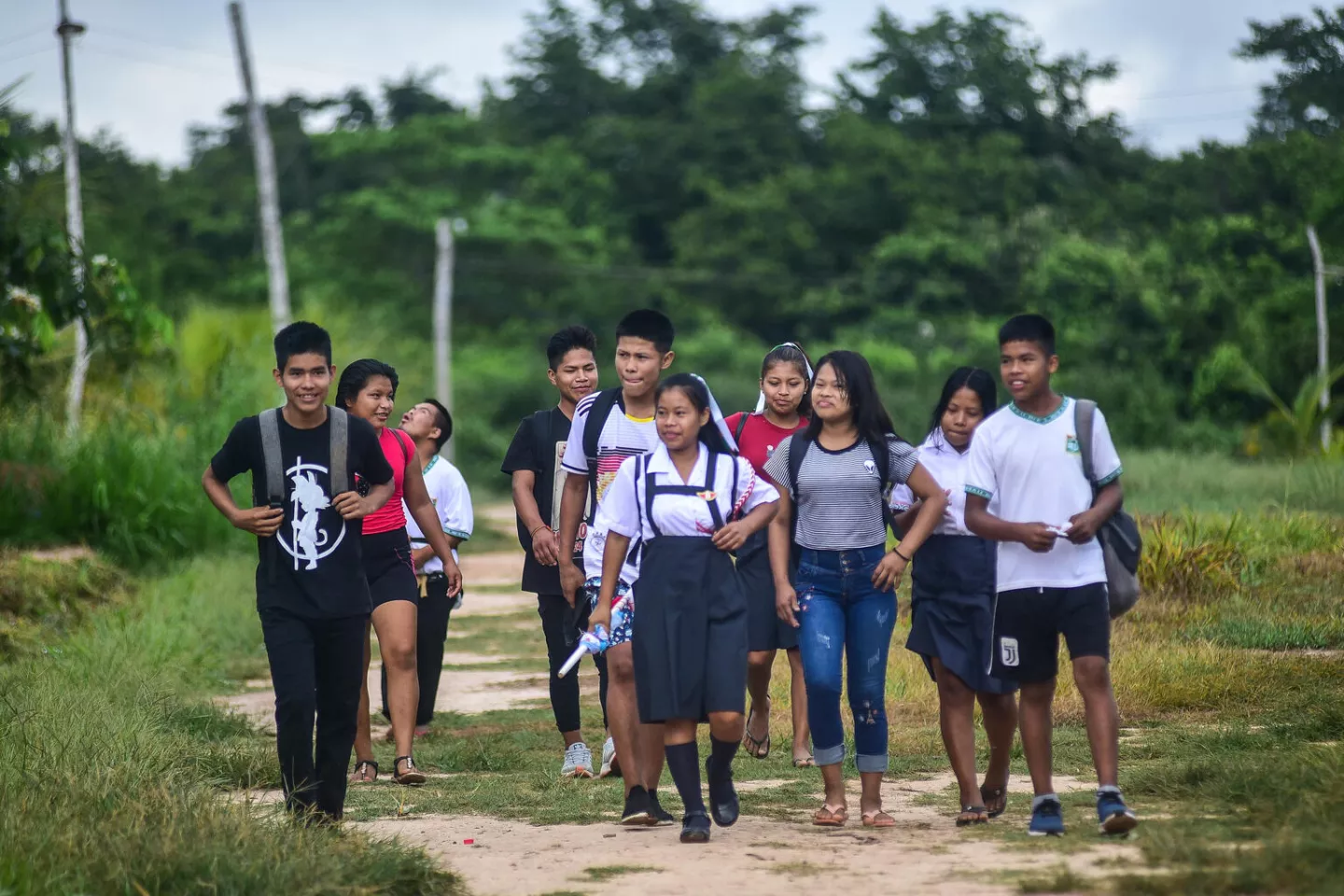 Adolescentes saliendo de colegio
