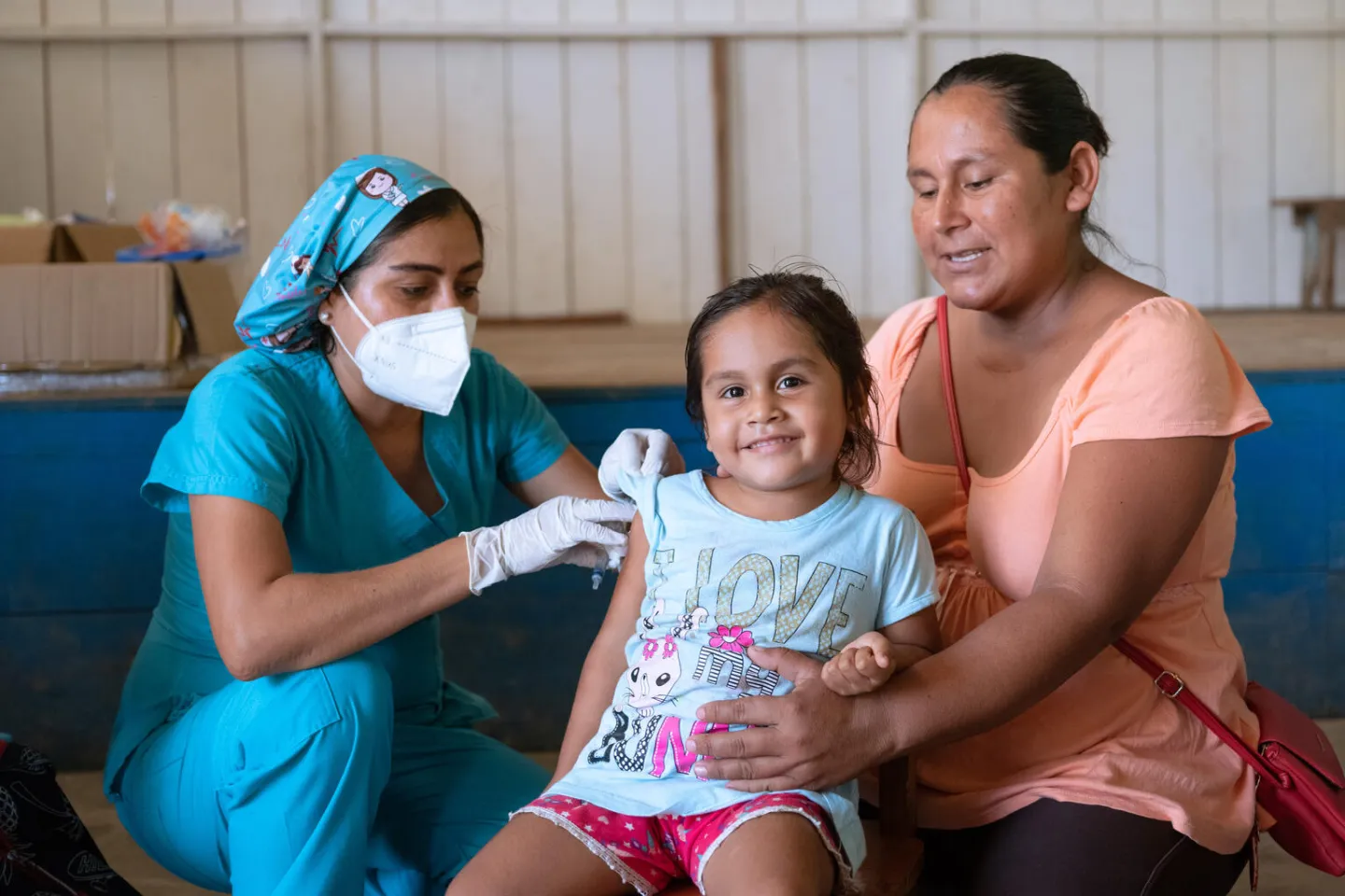 Ni&ntilde;a recibiendo una vacuna