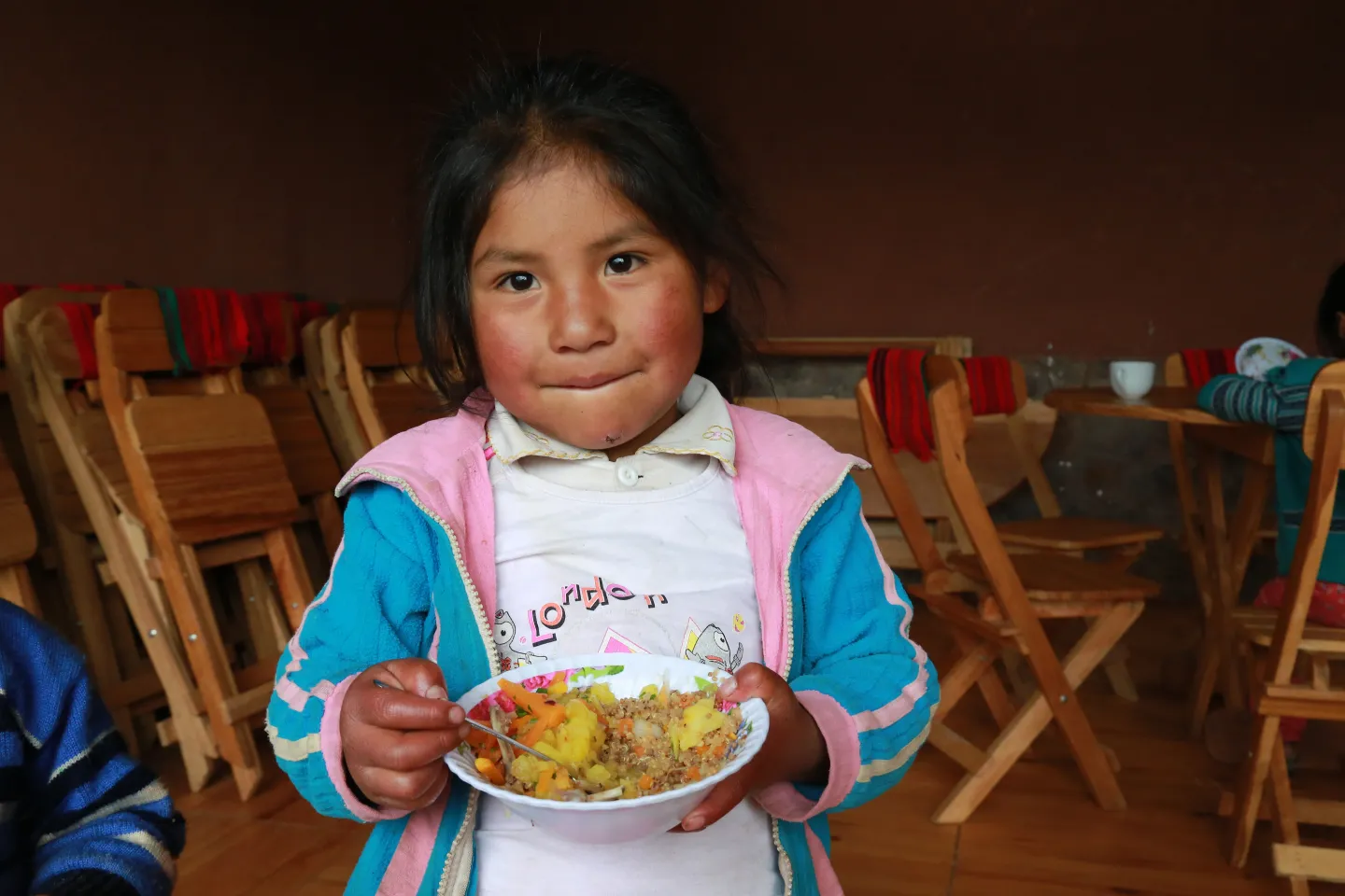 ni&ntilde;a come sus alimentos