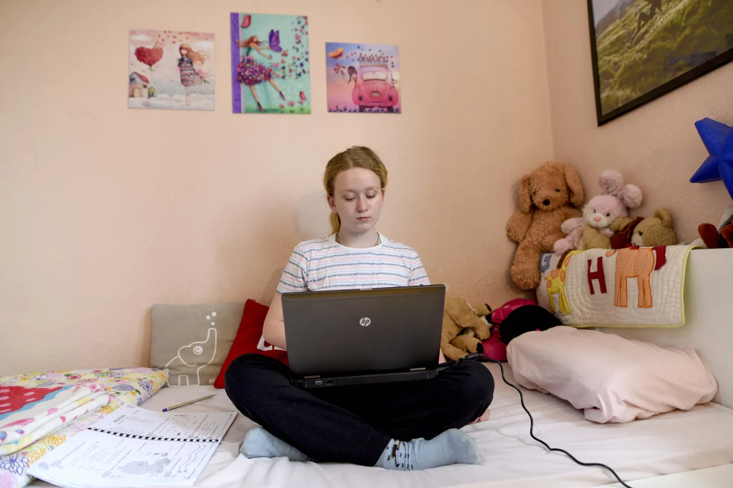 adolescente con laptop