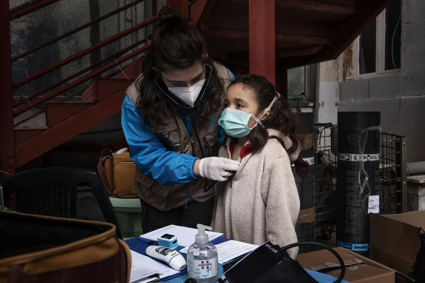 Doctora atendiendo ni&ntilde;a