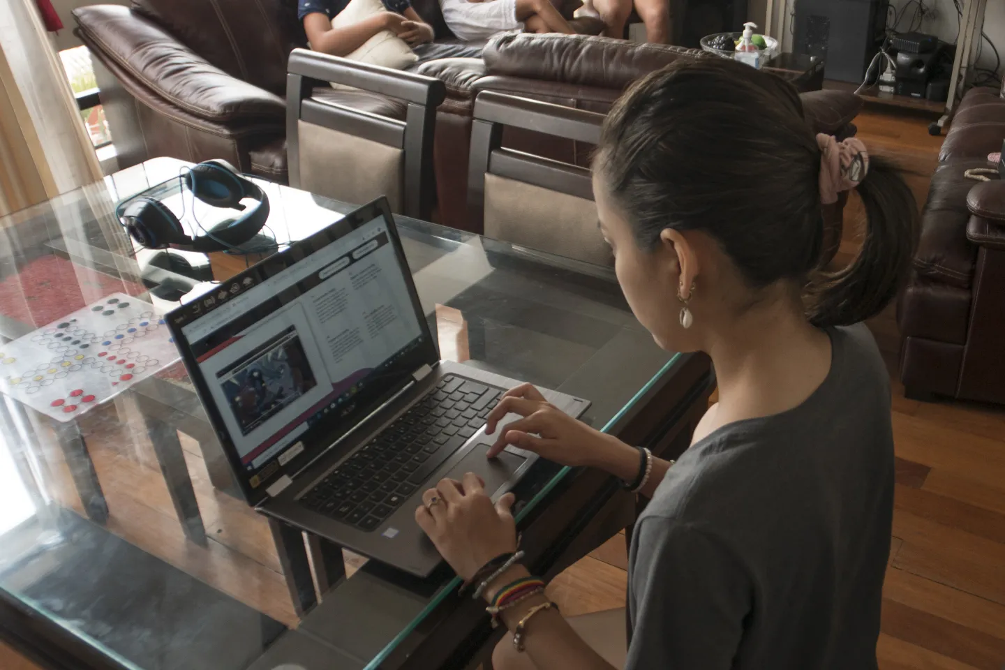 Adolescente navegando en la web