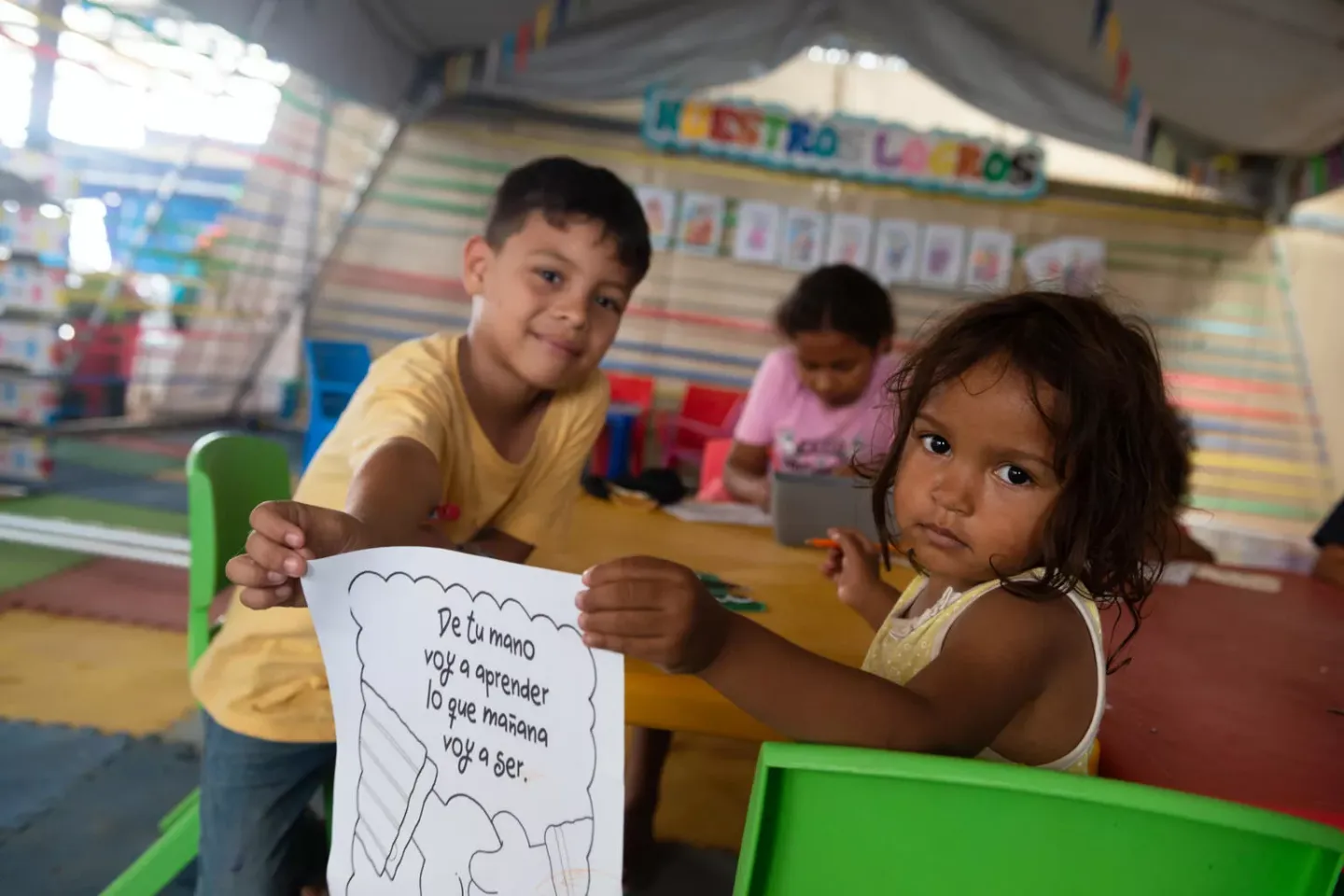 ni&ntilde;os en carpa de UNICEF