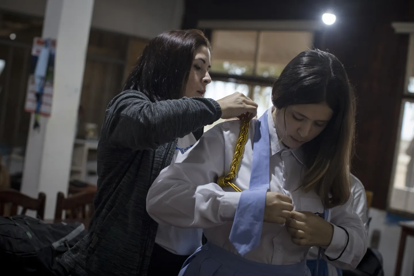 Axlyn poni&eacute;ndose uniforme de colegio