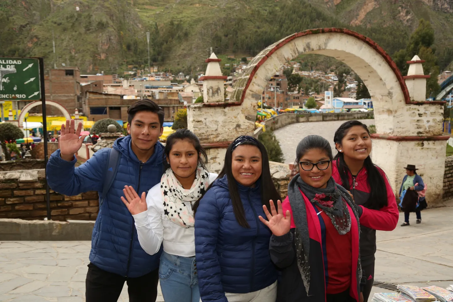 Cinco adolescentes saludan frente a un puente en Huancavelica