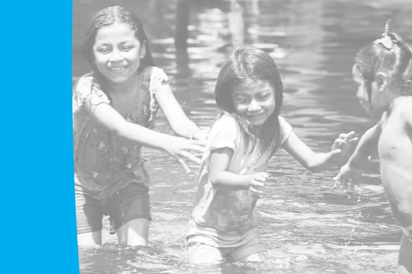 Ni&ntilde;as en el agua blanco y negro
