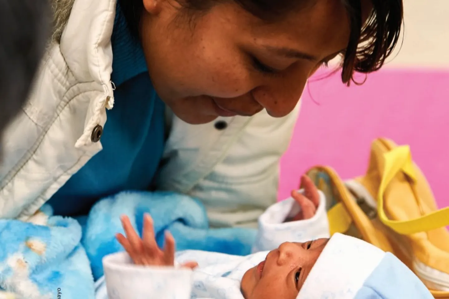 Madre y bebe interactuando