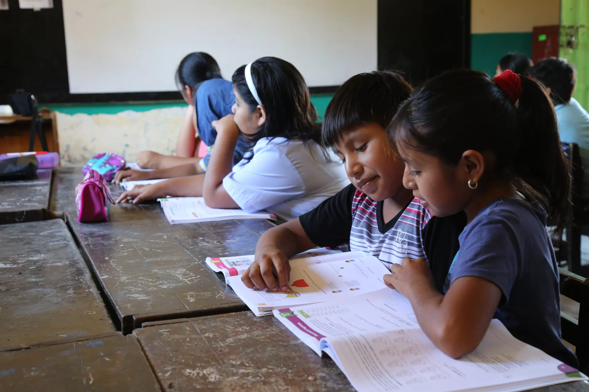 Escolares leyendo dentro de un aula de clases