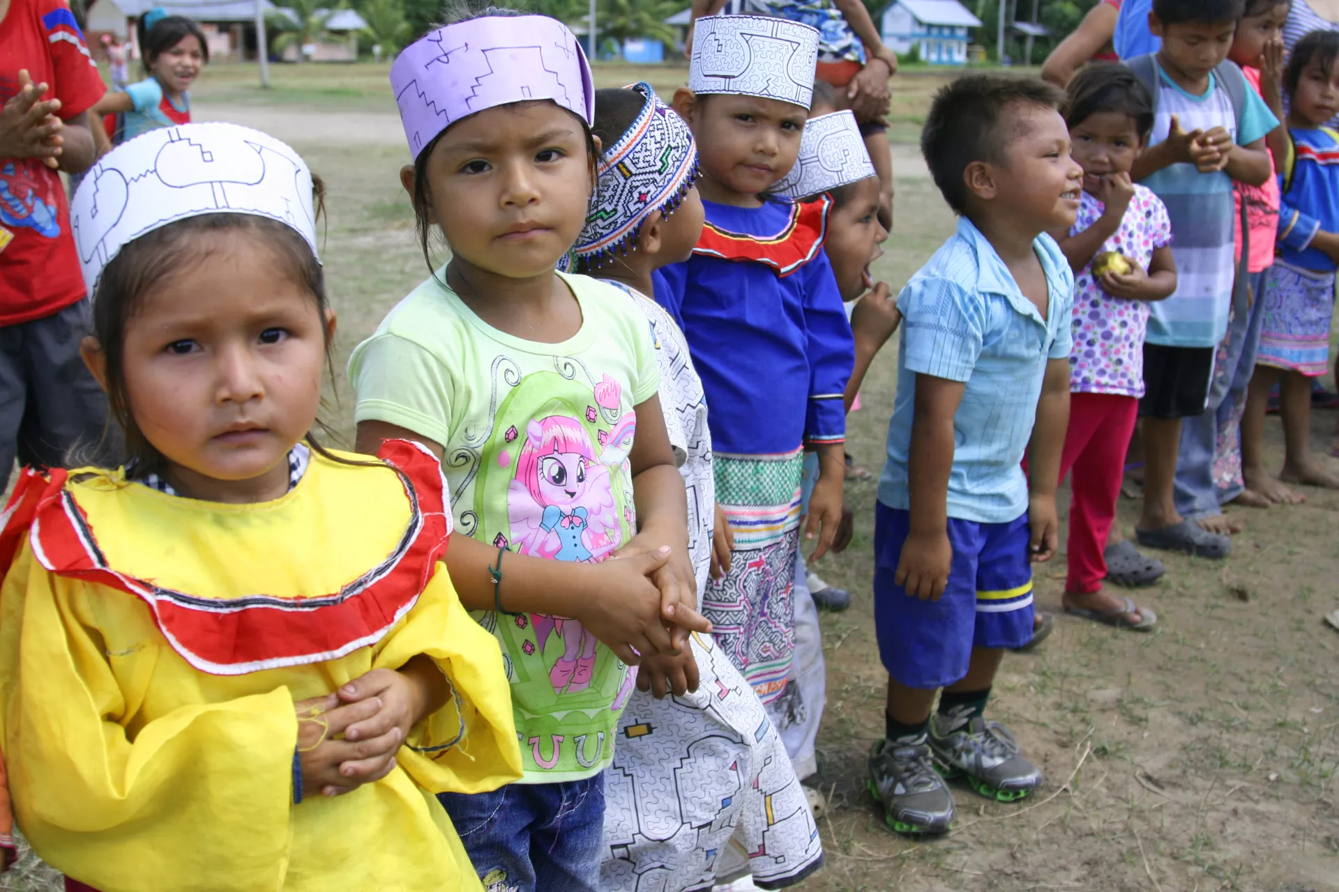 Ninos de comunidad shipiba de Ucayali