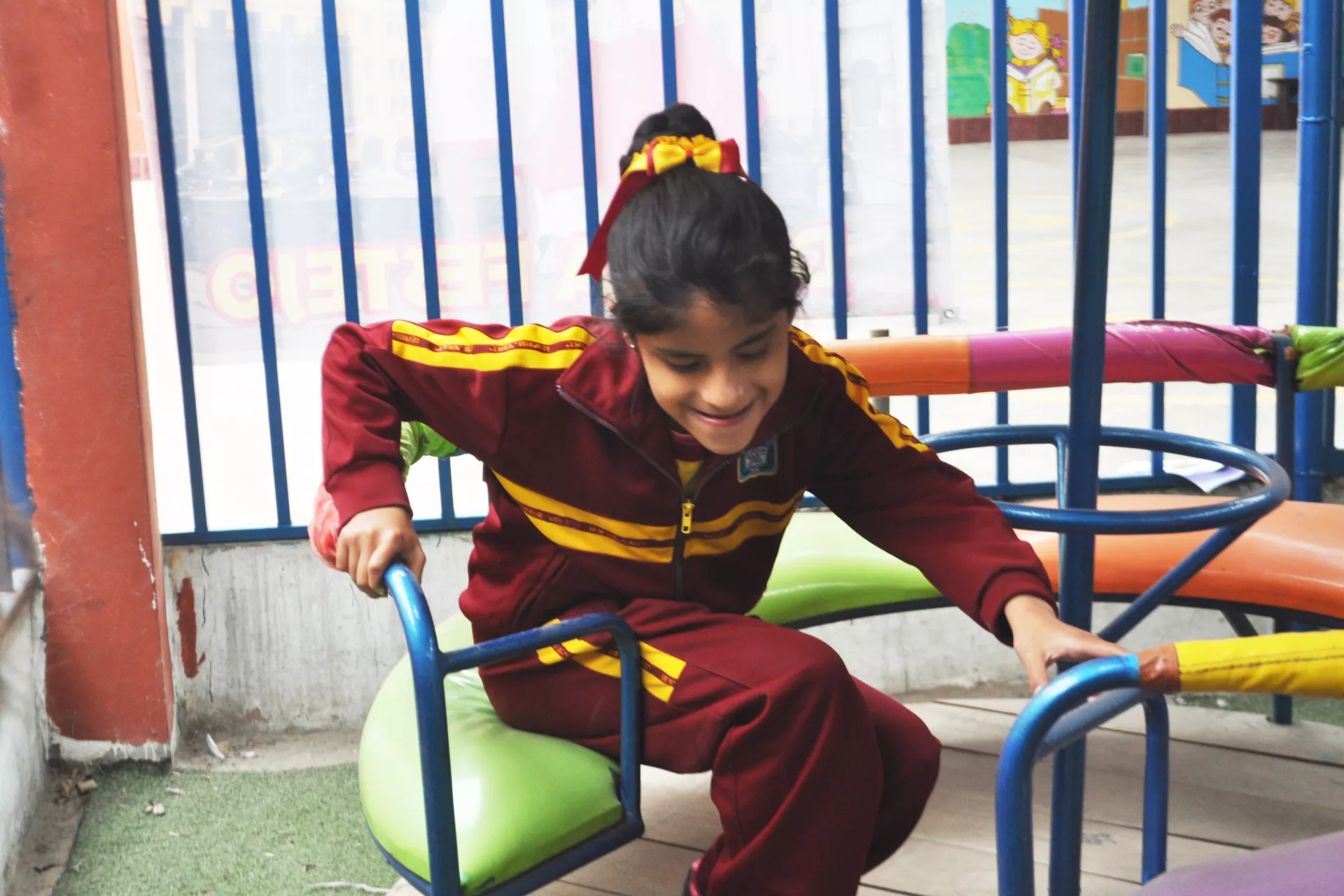Una ni&ntilde;a juega en la zona de juegos de una escuela