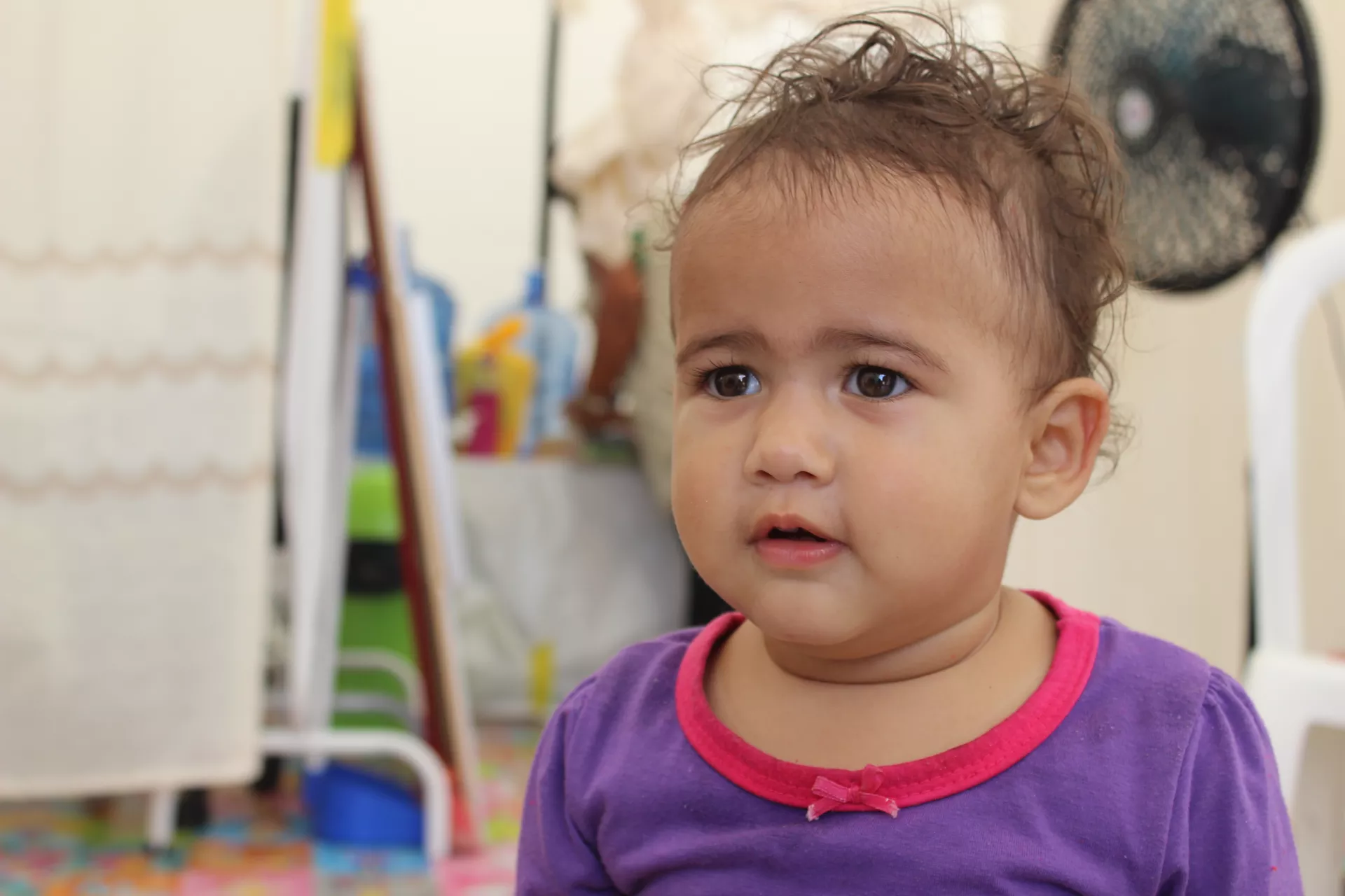 Una ni&ntilde;a a su llegada a Per&uacute;