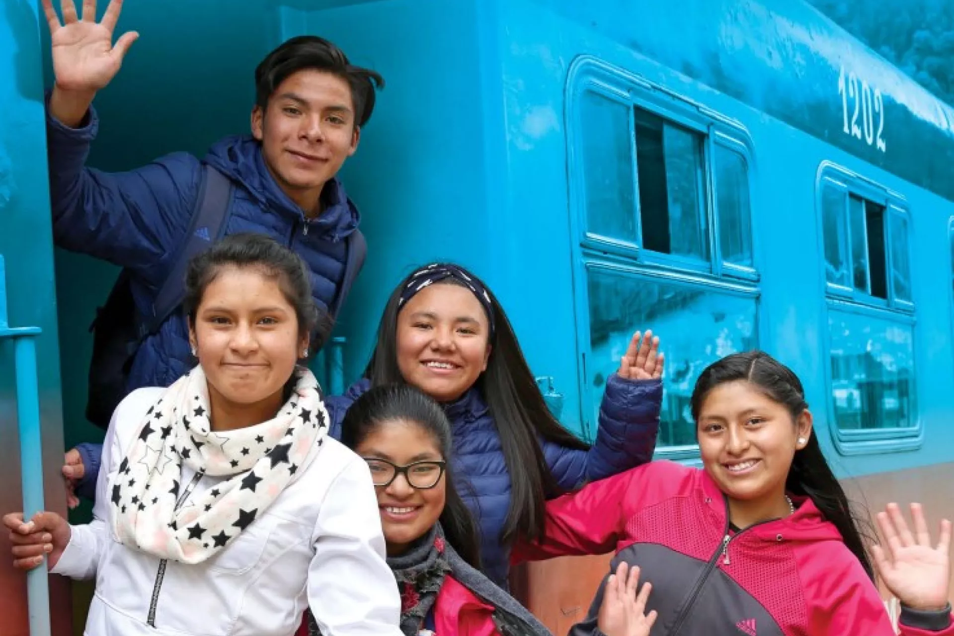 Ni&ntilde;os de huancavelica en el tren