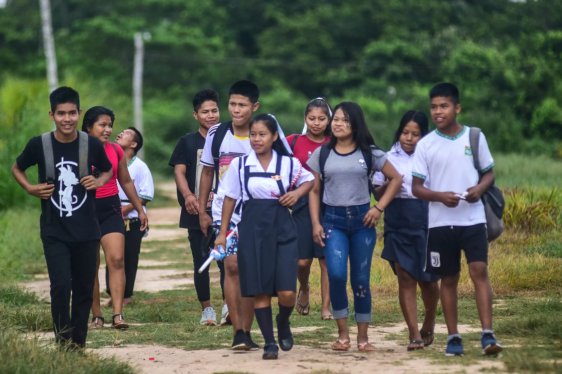 Ni&ntilde;os caminando hacia la escuela
